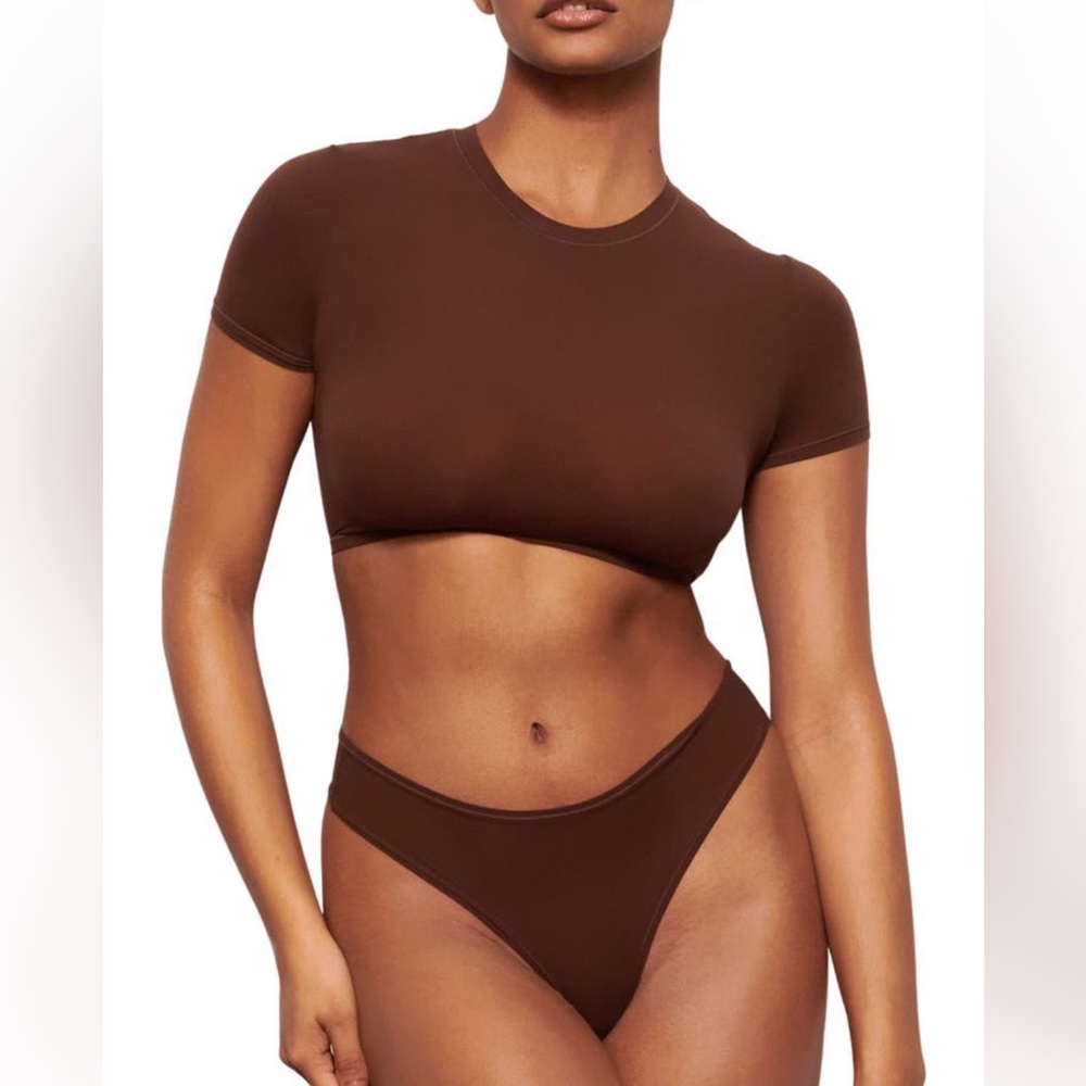 SKIMS FITS EVERYBODY SUPER CROPPED T-SHIRT